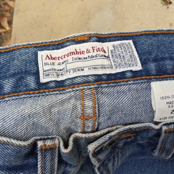 Abercrobie and Fitch Cropped Blue Jeans Sz. 2 - Picture 3 of 4